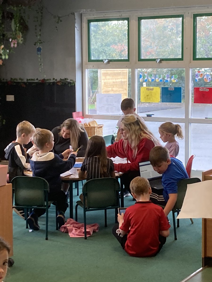 LlanfaesSchool's tweet photo. Wonderful today to welcome staff from Llanidloes Primary School. It was an opportunity to professionally share practice about pedagogy and curriculum development with each other. Networking at its best! We look forward to a return visit! 👍👍 https://t.co/DQ6aXhpOQd