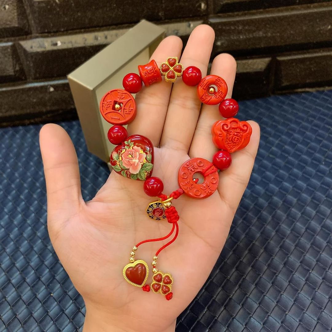gemsocietyorg's tweet image. Cinnabar, known for its vibrant red color, was used by ancient civilizations as a pigment in art and even burial ceremonies, but it's also highly toxic due to its mercury content! ⚠️🟥✨  IG aksesori4me

#cinnabarhistory #ancientart #toxicbeauty #redpigment #mineralknowledge