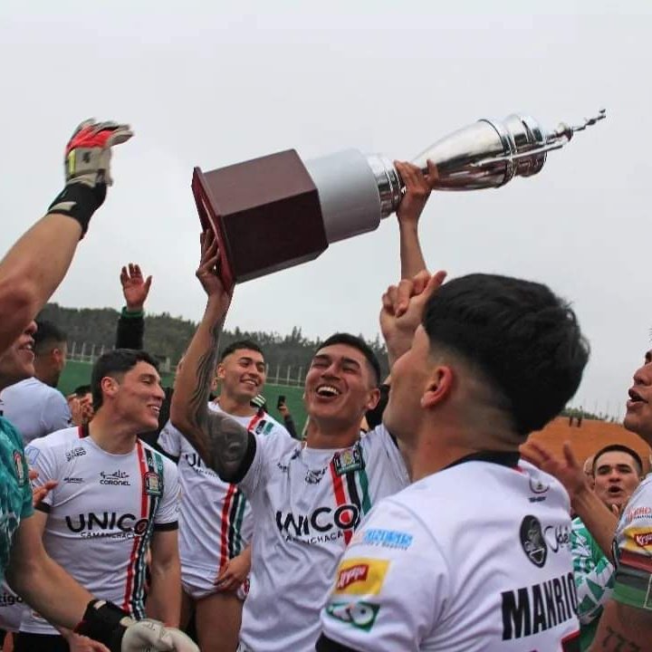 ⚽🧵 Otra temporada que la Tercera División ha dejado sus cositas, sobre todo momentos random o cosas inexplicables que solo pasan en nuestro fútbol de ascenso.

Bienvenido a este hilo, lea y sobre todo disfrute. Un RT y MG es bienvenido siempre. 

Empecemos.