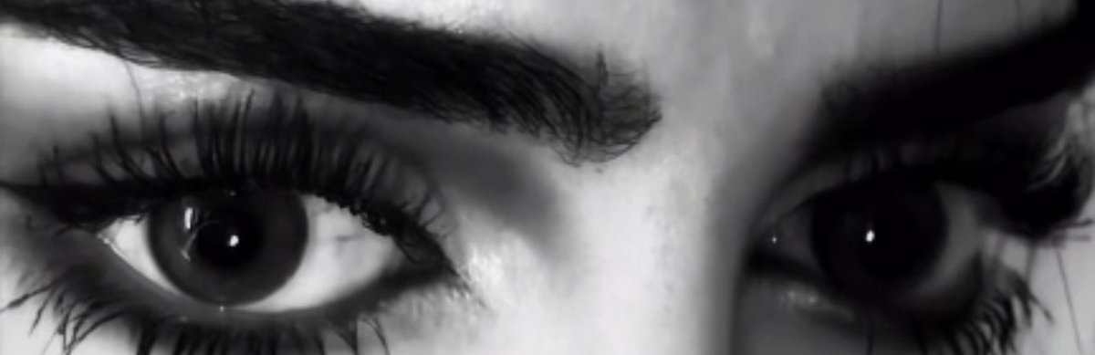 كن عيونك سـاحة قتال ورموشك جنود
وكني اللي جـاء بـكيفـه يـدور مـقـتـلـه 

- سالم بن جخير