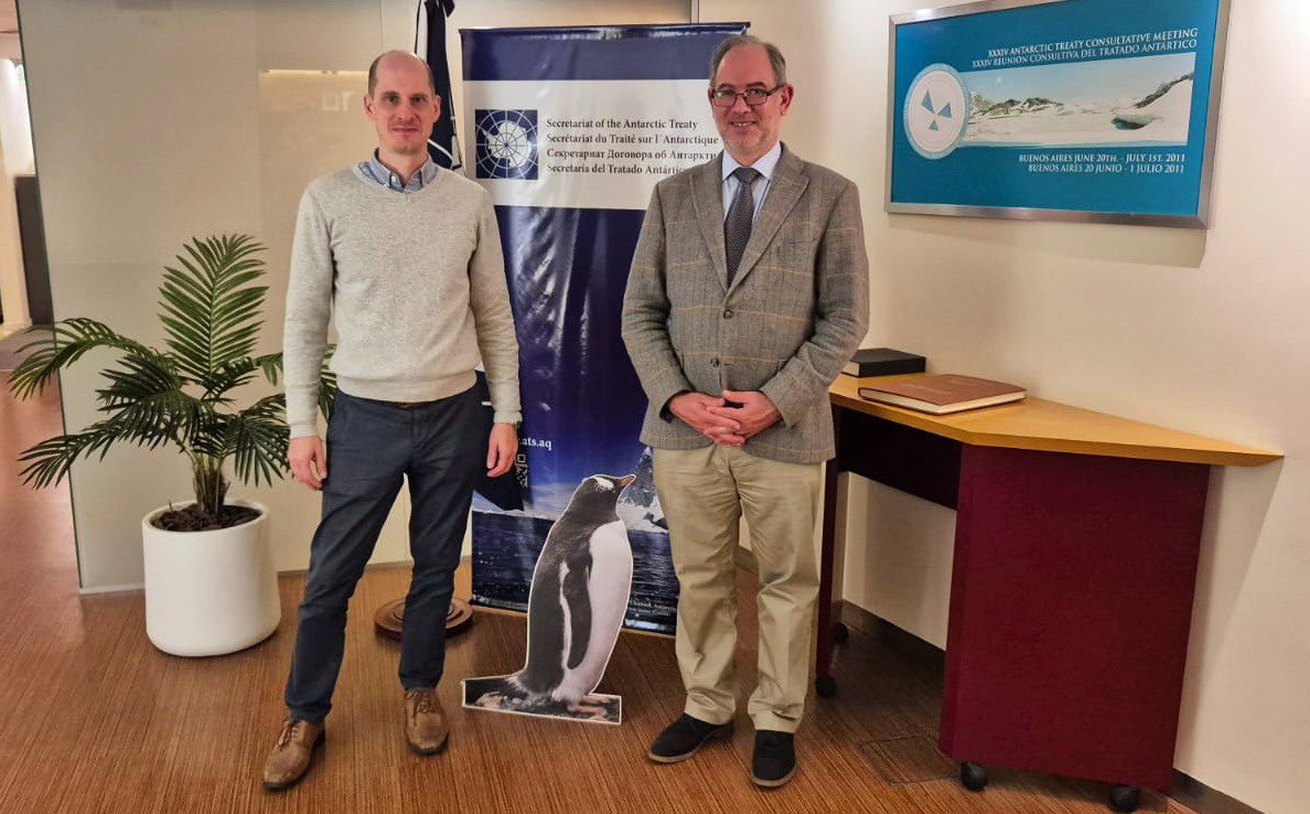 U_Antartica's tweet photo. La semana pasada, el Prof @lvferrada, director @UChile_IntLaw y @U_Antartica e investigador @MilenioBASE se reunió con Diego Wydler, Subsecretario Ejecutivo del Tratado Antártico @AntarcticTreaty a fin de conversar sobre los desafíos del trabajo de la Secretaría del T. Antártico https://t.co/nF8UiTZ6HV
