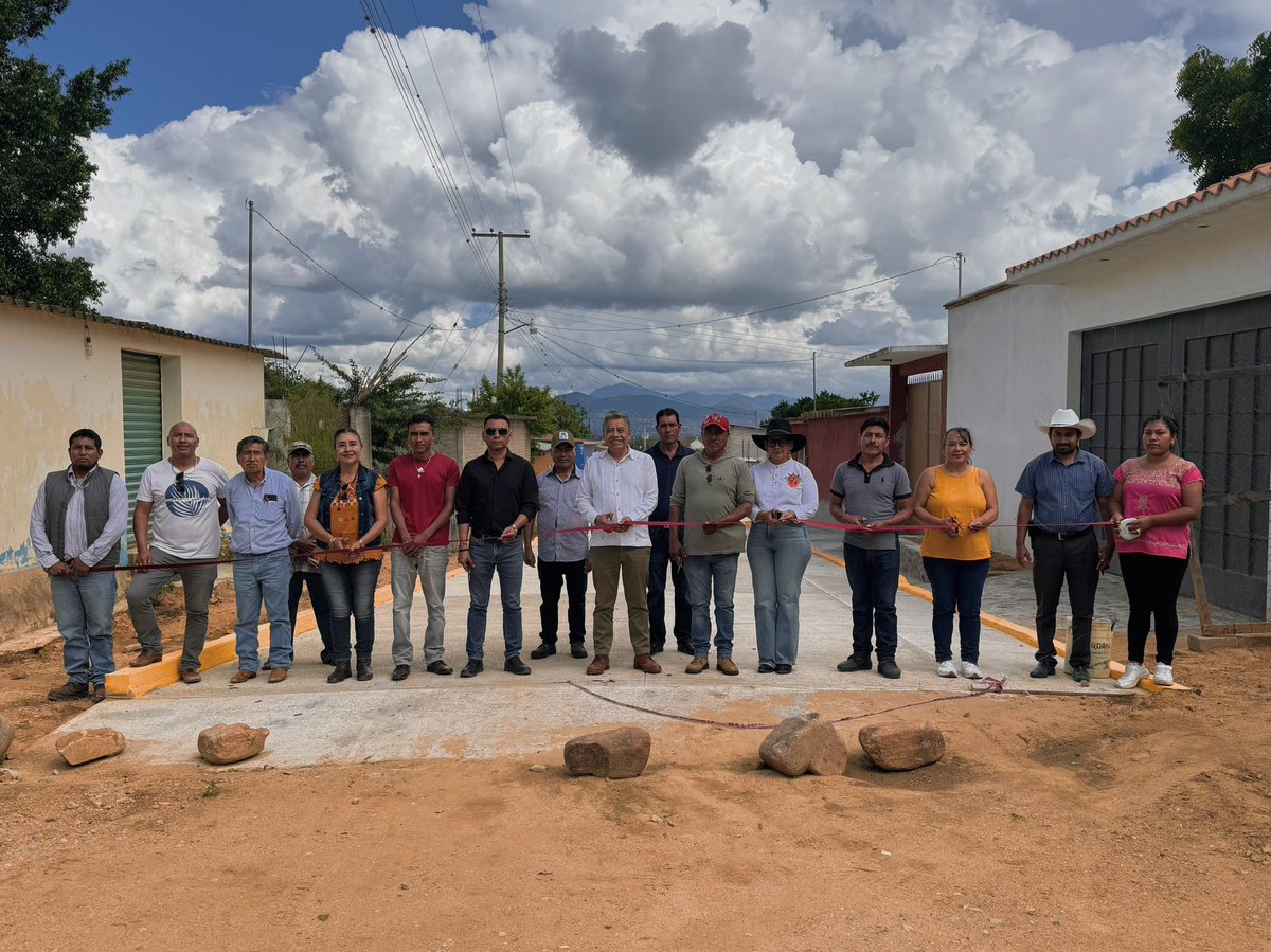 MpioZaachila's tweet image. 🚧 Inauguramos la pavimentación de la Calle Constitución en San Lucas Tlanichico 🛣️ ¡589 habitantes beneficiados! 🌟 #VillaDeZaachila #ProgresoParaTodos