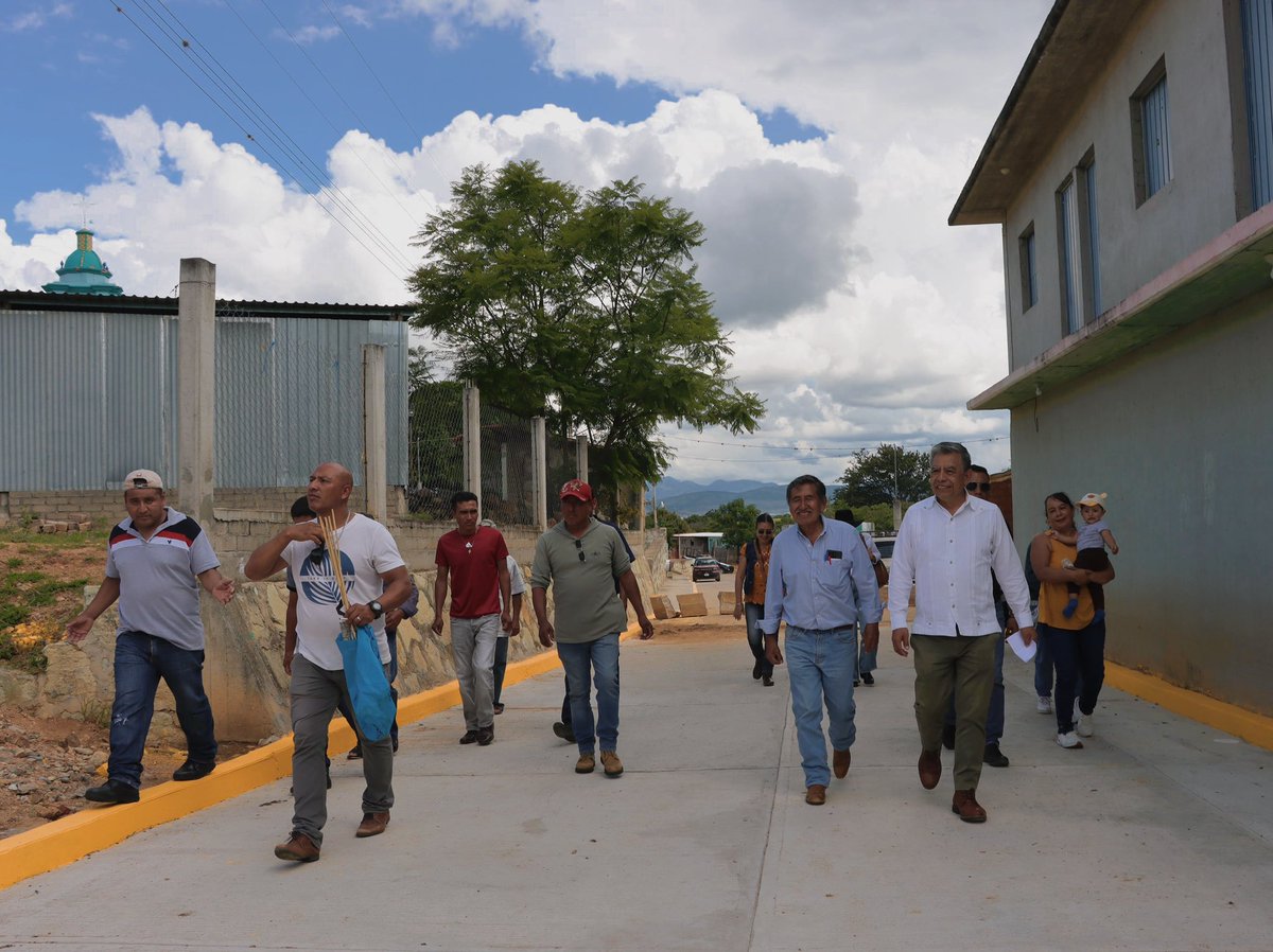 MpioZaachila's tweet image. 🚧 Inauguramos la pavimentación de la Calle Constitución en San Lucas Tlanichico 🛣️ ¡589 habitantes beneficiados! 🌟 #VillaDeZaachila #ProgresoParaTodos