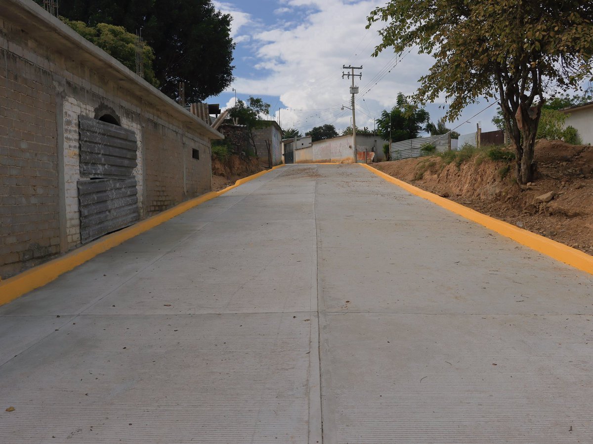 MpioZaachila's tweet image. 🚧 Inauguramos la pavimentación de la Calle Constitución en San Lucas Tlanichico 🛣️ ¡589 habitantes beneficiados! 🌟 #VillaDeZaachila #ProgresoParaTodos