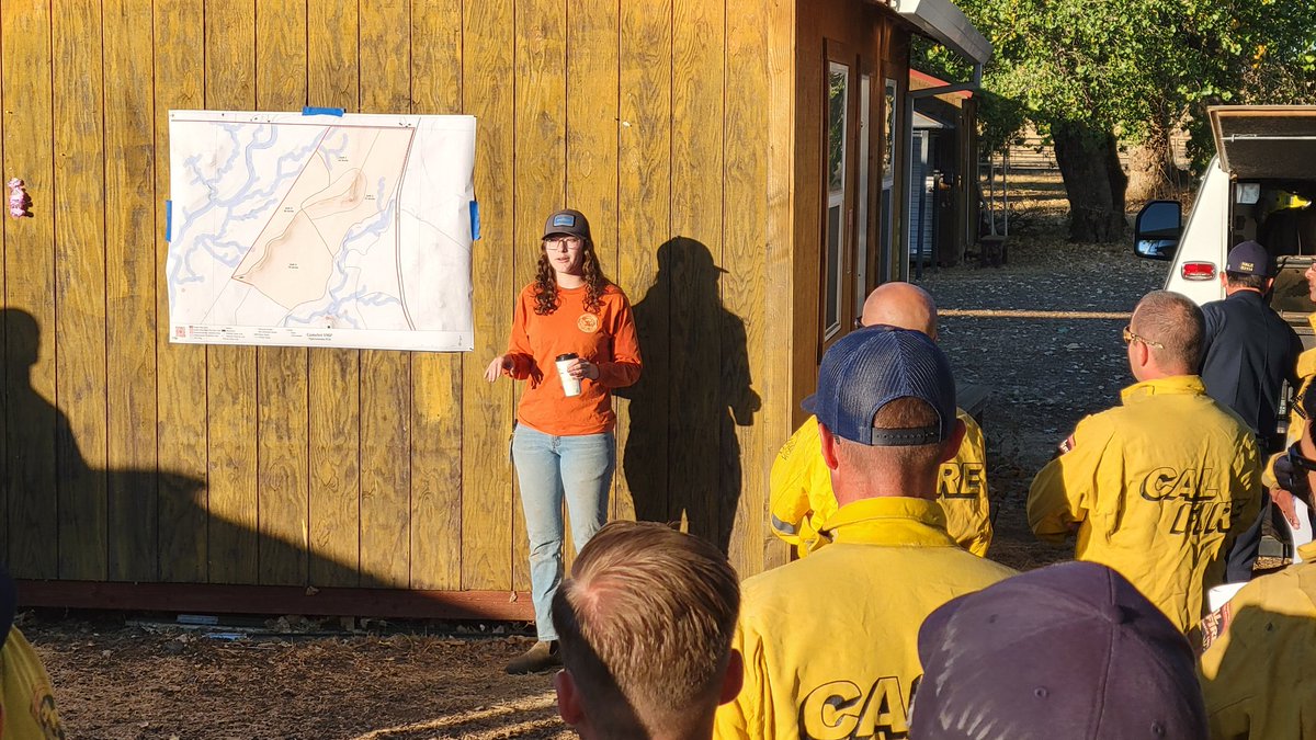 CALFIRE_ButteCo's tweet image. Briefing is underway for the #CamelotRx prescribed burn. Plan is to burn 239 acres of grass south of Butte College. Partnering with the Mechoopda tribe. Smoke may be seen in the Butte Valley area throughout the morning and early afternoon.