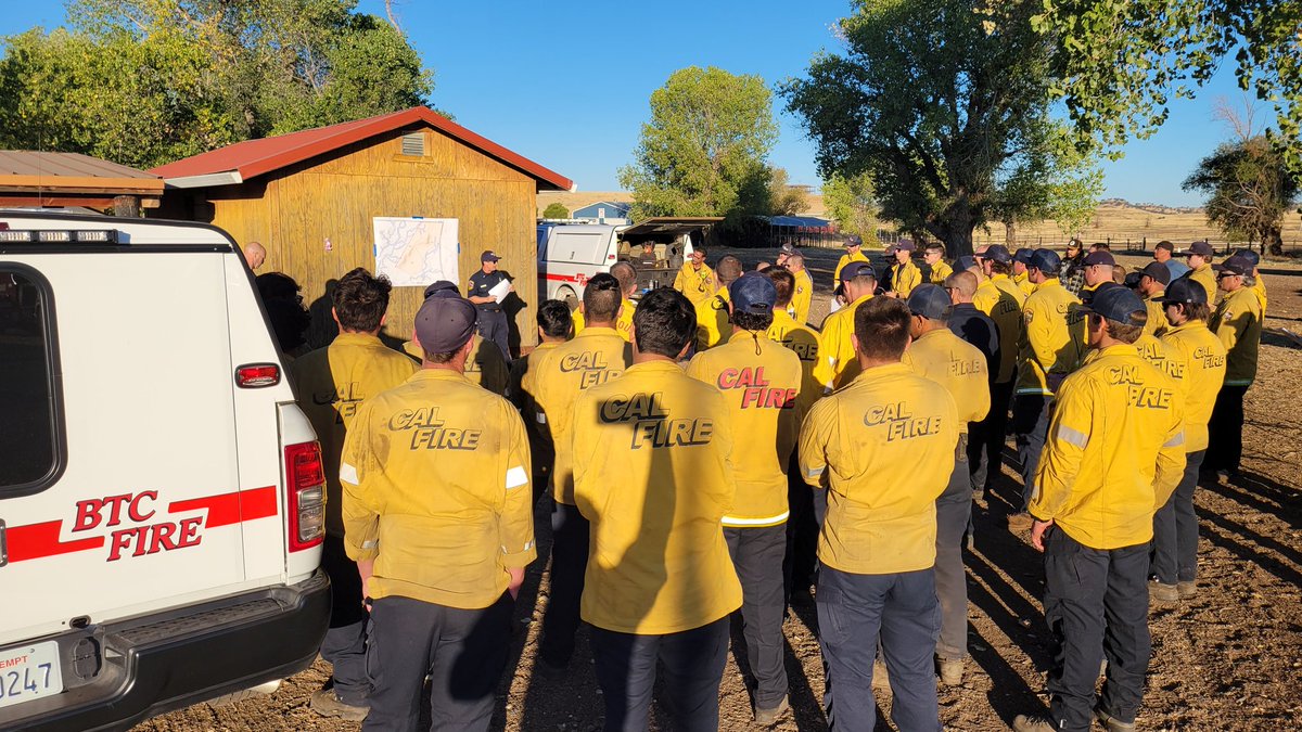 CALFIRE_ButteCo's tweet image. Briefing is underway for the #CamelotRx prescribed burn. Plan is to burn 239 acres of grass south of Butte College. Partnering with the Mechoopda tribe. Smoke may be seen in the Butte Valley area throughout the morning and early afternoon.