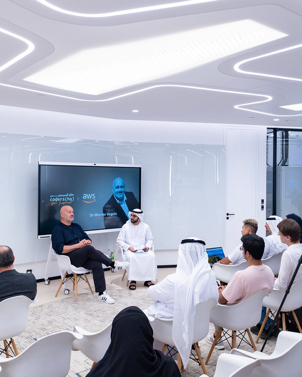 uaeai_2031's tweet image. استضاف مقر المبرمجين الدكتور ورنر فوغلز، الرئيس التنفيذي للتكنولوجيا في أمازون.كوم، في جلسة ثرية أدارها الأستاذ محمد الشرهان. تحدث د. فوغلز عن رحلته مع التكنولوجيا، مسلطاً الضوء على شغفه المبكر واستمرارية انبهاره بالابتكارات التي تقدمها أمازون.كوم