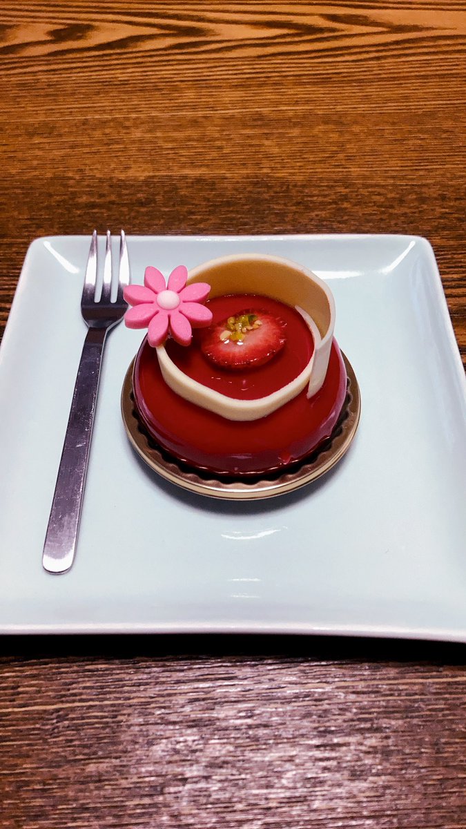 haaaaaa1023's tweet photo. ケーキを投下。(買ってもらいました。) https://t.co/MfonKd70vM