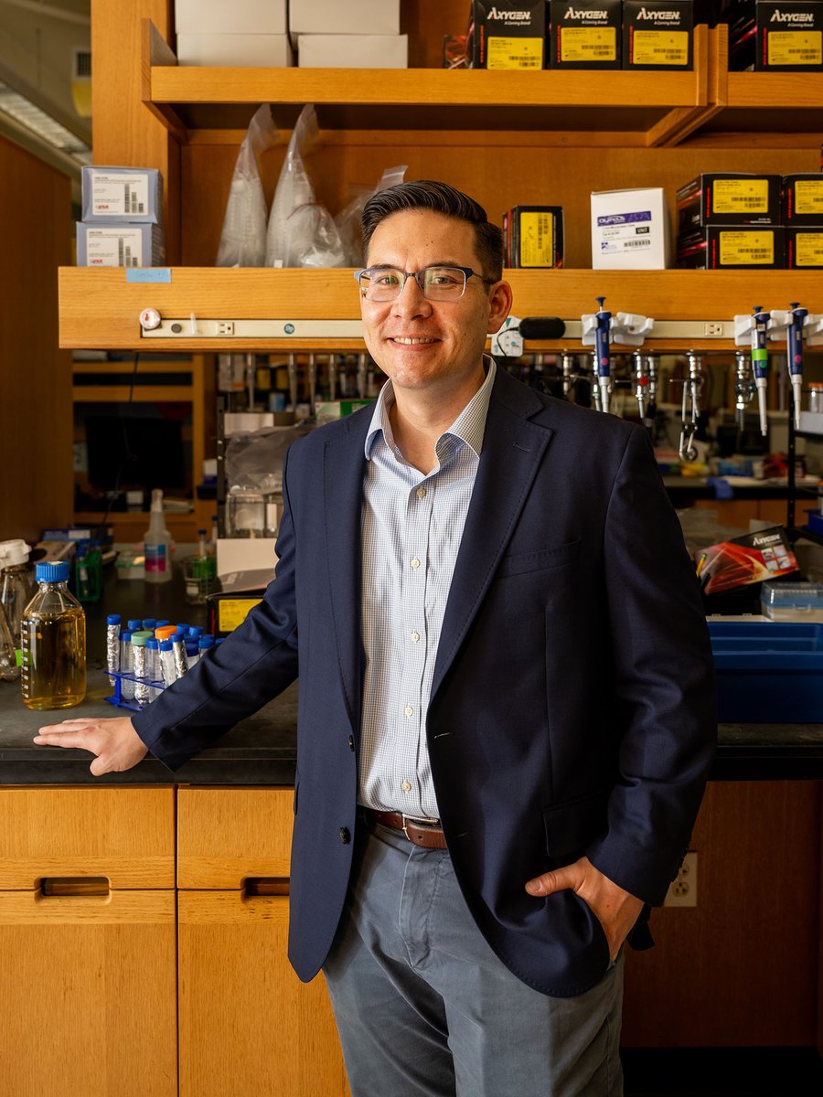 BU Experts (@buexperts) on Twitter photo <a href="/BUCollegeofENG/">BU Engineering</a>'s Alexander Green has won the 2024 NIH Director’s Transformative Research Award, which will fund his project aimed at enhancing cancer treatments and therapies. #ProudtoBU
Learn more ➡️ spr.ly/6017Uokgh <a href="/BUCollegeofENG/">BU Engineering</a>'s Alexander Green has won the 2024 NIH Director’s Transformative Research Award, which will fund his project aimed at enhancing cancer treatments and therapies. #ProudtoBU
Learn more ➡️ spr.ly/6017Uokgh
