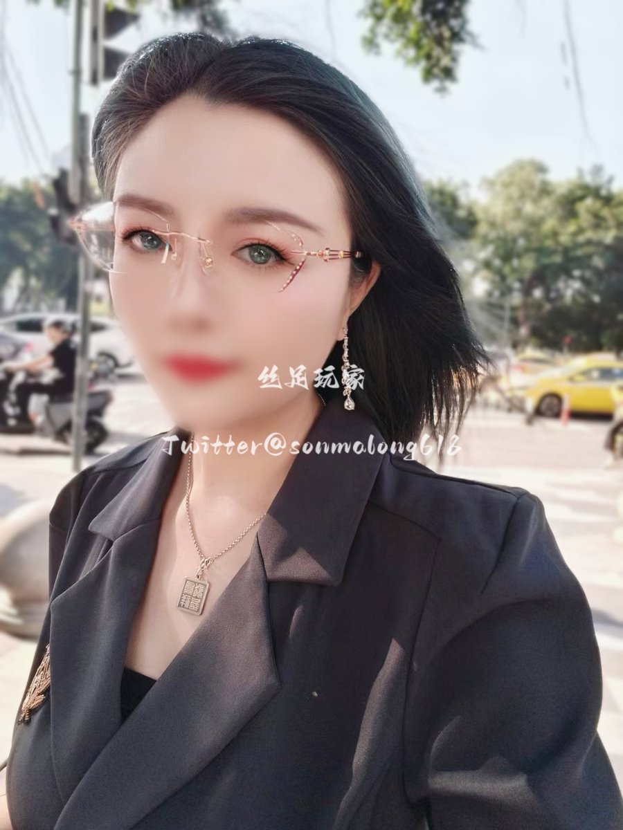 骚㊙️眼镜人妻，换上条纹肉丝，反差感十足，只想把她压在身下狠狠蹂躏，目前在广深，有想法可以私信介绍😏
#丝袜 #人妻 #反差 #后入 https://t.co/ZYTobeJpR6