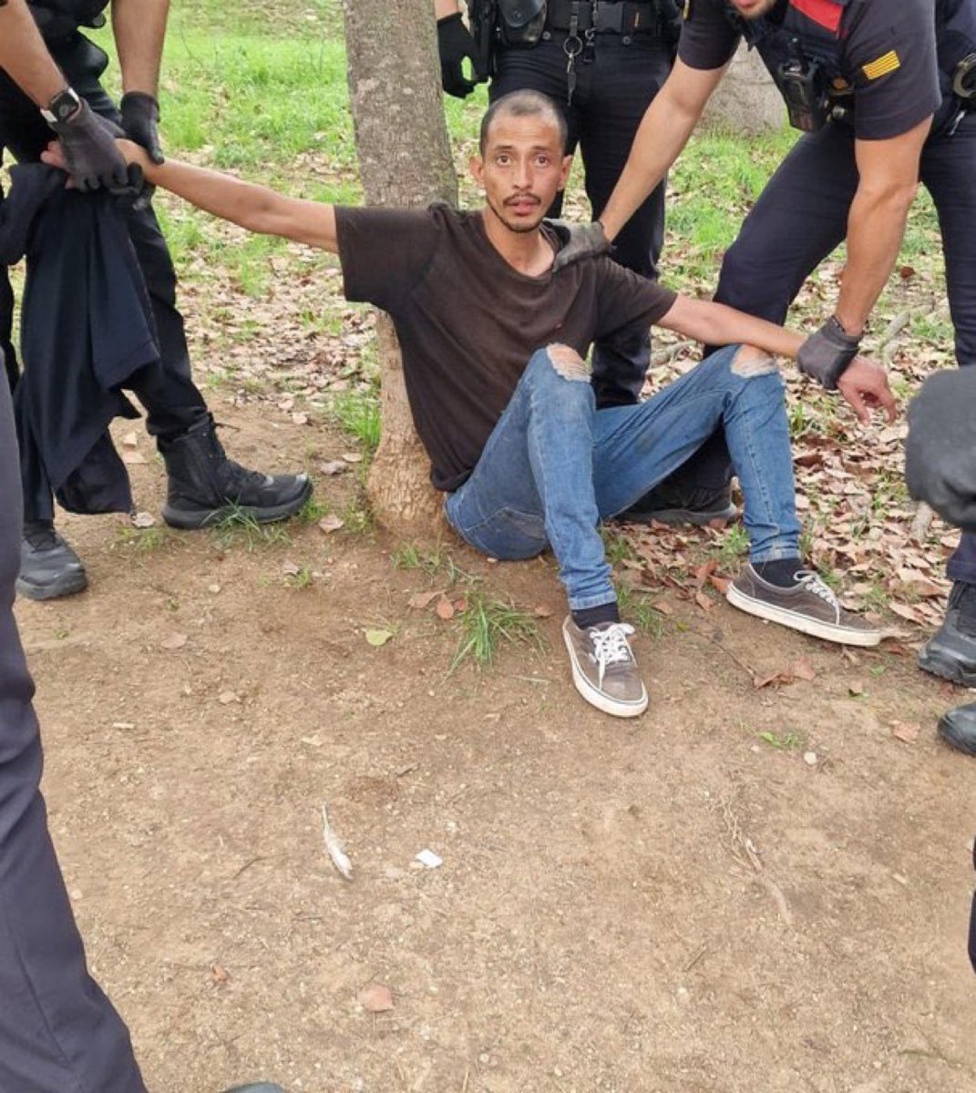 catalunyaispain's tweet photo. @daniesdsk Detenido, comida para los peces…. https://t.co/VKuT5rIwtY