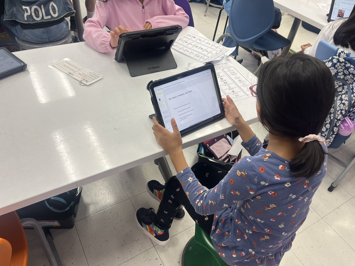 What does learner identity and sense of belonging look like <a href="/Jackson_Ave/">Jackson Ave School</a>?! Buddy classes creating and sharing their Learner Portfolios!!! #MineolaProud <a href="/Mrs_Lucito/">Maggie Lucito</a> <a href="/MsTutrone/">MsTutrone</a>