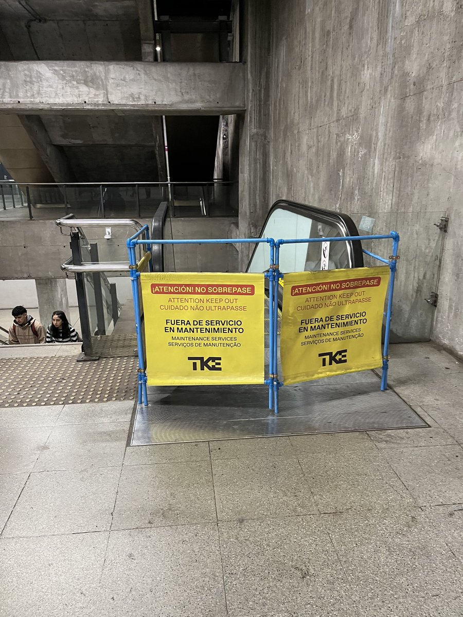 frutiverso's tweet photo. @metrodesantiago yo solo te pido un día donde todas las escaleras de las combinaciones de línea 6 estén buenas 😫 https://t.co/84M5u757st