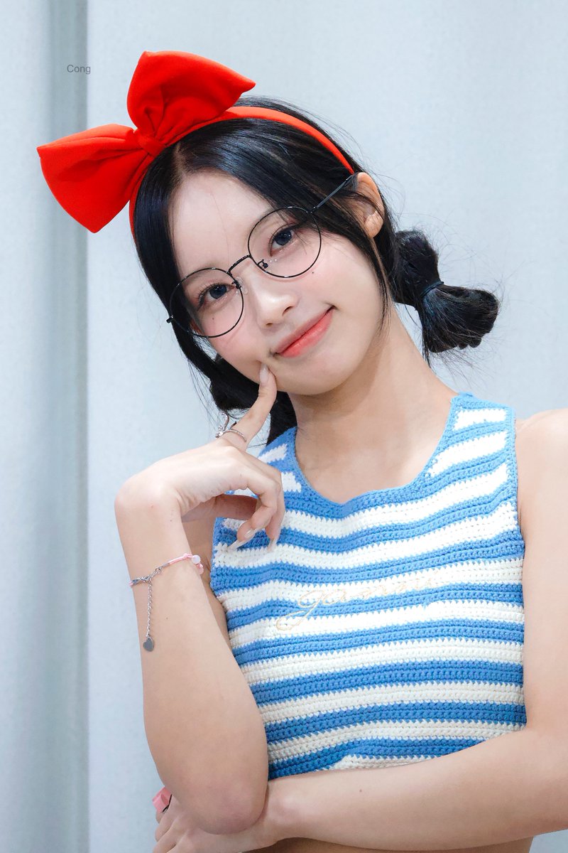 woniluvers's tweet photo. 241004 안경 만두 리본 원이 이 넷의 조합 최고다... 🎀💘

#리센느 #RESCENE #원이 #WONI https://t.co/YpyculVx4L