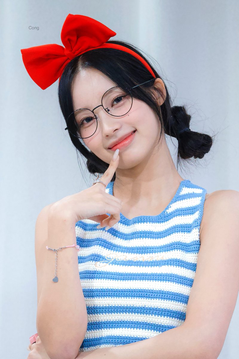 woniluvers's tweet photo. 241004 안경 만두 리본 원이 이 넷의 조합 최고다... 🎀💘

#리센느 #RESCENE #원이 #WONI https://t.co/YpyculVx4L