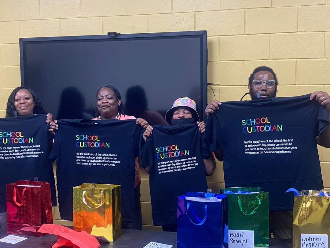 ApplingSchool's tweet photo. Happy National School Custodian Appreciation Day! Thank you for keeping our schools clean and welcoming for students and staff!
#growingtogethershapingtomorrow
#oneappling https://t.co/Yxb42eHZH7