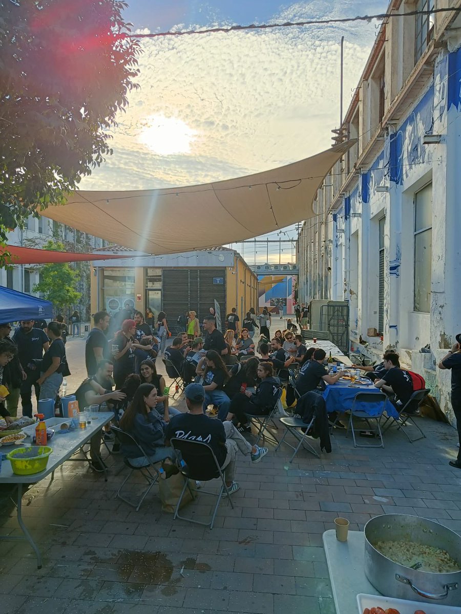 🔵 CAPVUITADA BLAVA 🔵

🗑️💪 Aquest dissabte vam netejar, ordenar i remodelar el local per encarar amb força la #blaus2025!

💙 Va ser una gran jornada de feina, però també un dia de retrobaments, converses i celebració!

Totus Blaus!