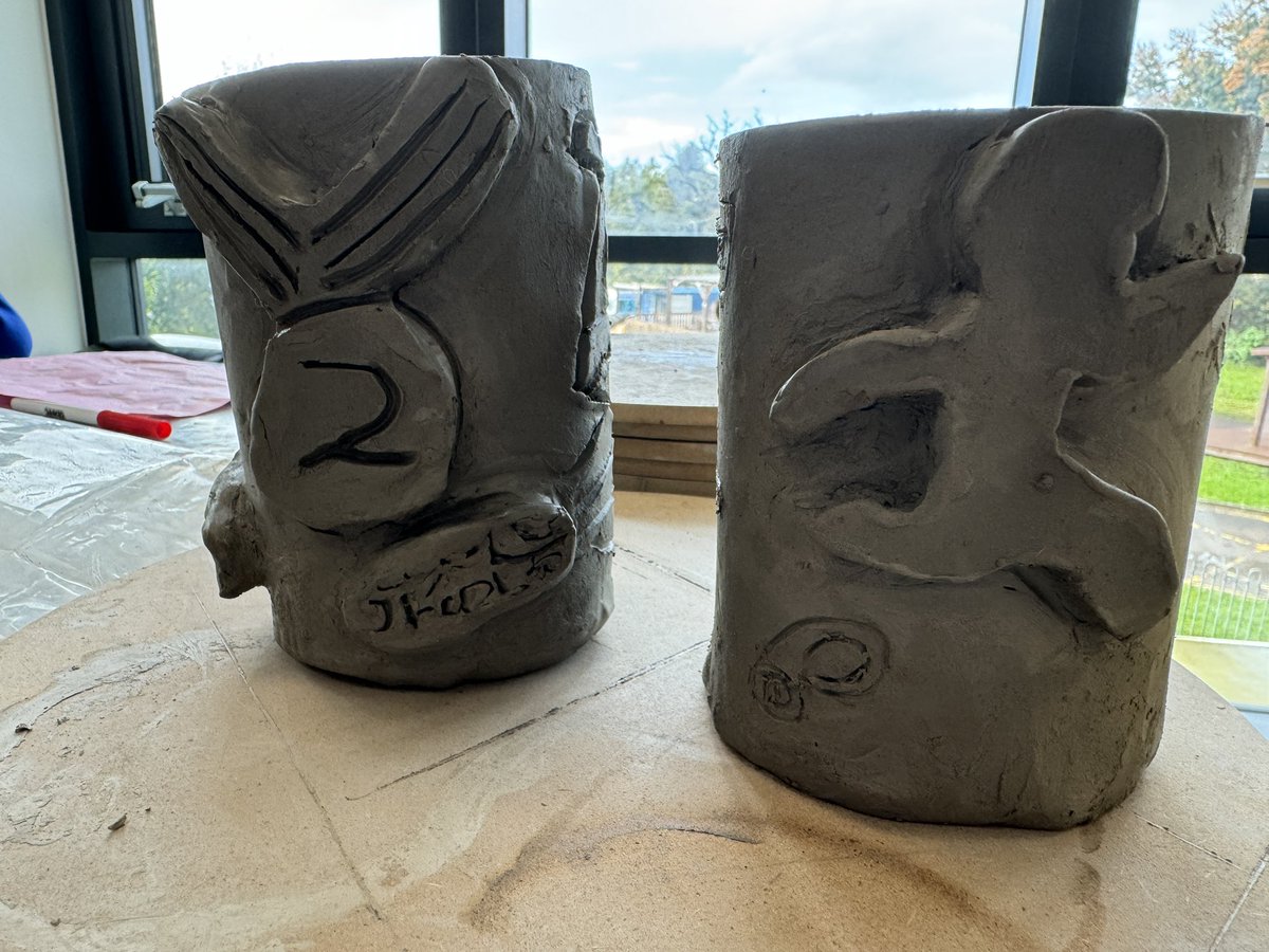 inrainbows_Bec's tweet photo. Amazing work year 6. We researched famous people of colour from Wales today including Shirley Bassey and Colin Jackson. We then made pots that represent what they are famous for @OakSch 🏴󠁧󠁢󠁷󠁬󠁳󠁿🏴󠁧󠁢󠁷󠁬󠁳󠁿🏴󠁧󠁢󠁷󠁬󠁳󠁿 https://t.co/JowSuSqnra