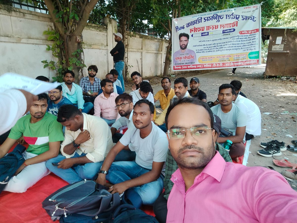 MAHENDR39837121's tweet photo. माननीय सांसद जी हम बीएड बेरोजगारों प्र भी ध्यान आकर्षण करें 
प्राइमरी से बाहर निकाल दिए गए, जूनियर में रुल के हिसाब से 50% सीधी भर्ती होनी चाईए पर 100% प्रमोशन कर दिया जा रहा है फिर हम बीएड बेरोजगार कहाँ जाएं।
शिक्षा सेवा चयन आयोग पर धरना हुआ पर कोई सुनने वाला नहीं@yadavakhilesh https://t.co/UFkU2HYYTg