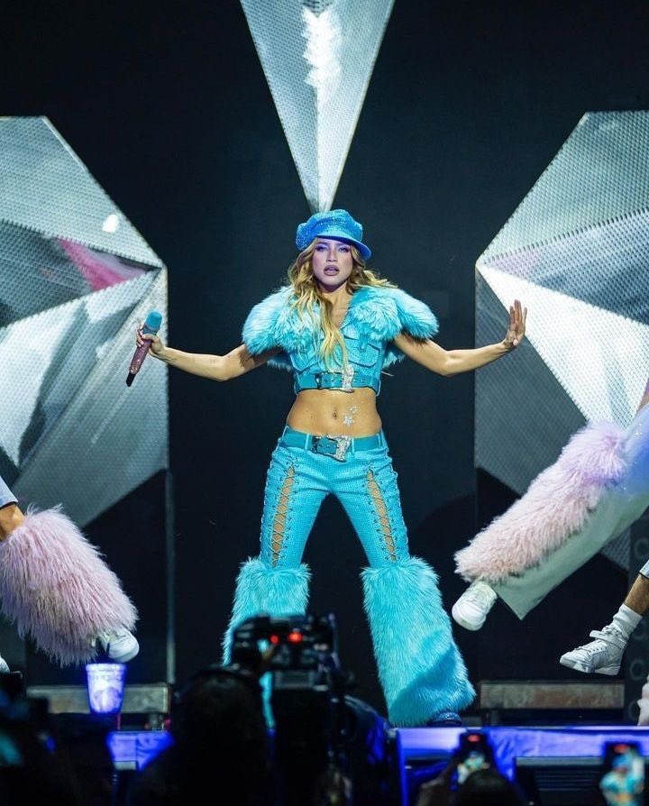 popstardelared's tweet photo. maria becerra agoto 2 veces el estadio mas grande de sudamérica y la nominaron a los latin grammys, emilia agoto 10 movistar arena y va por su 4to velez, tini cantando por el mundo con coldplay. este año se lo llevan las mujeres argentinas https://t.co/Adz1dYY4e7