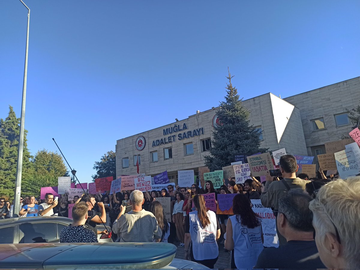 Kadın cinayetlerine yönelik gösterilen sebepler, yine kadına sorumluluk yüklemekten başka bir şey yapmıyor. Özgürlüğümüzü, yaşamımızı tehdit eden ne varsa gün yüzüne çıkaracağız. Korkmayın hiçbir sebep şiddete, istismara meşru bir zemin kazandıramayacak. #TurkishWowenNeedHelp