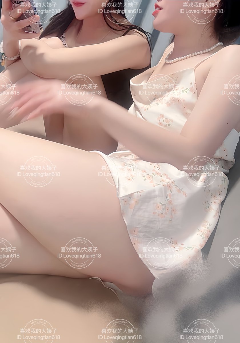 10月8日晚11点多
姐妹俩都洗好澡了
我要操死大姐这个骚货，已经把我榨干了，没穿内裤，光着屁股就在沙发上坐着和老婆聊天，我在沙发角落坐着的，还撩我
我都害怕老婆的视角一点看不到大姐吗 https://t.co/ZMp8Q3u9Js