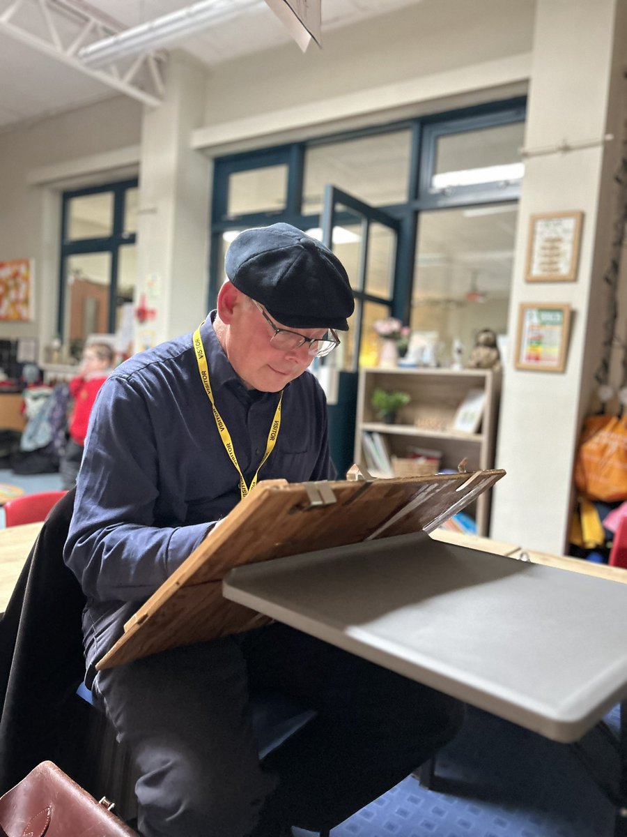 As part of our autumn topic about ourselves we have been looking at portraits. Today we had a visit from
Neil Slater, caricaturist. Neil talked to us about being a caricaturist and then drew all the hedgehogs! We had such a fun afternoon and learnt so much. #BGArt #BGEYFS