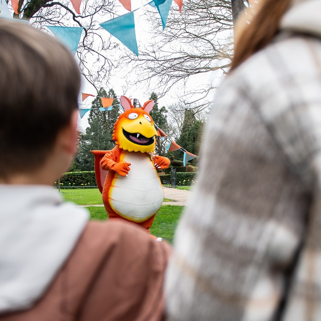 Explore Warwick Castle with your little one for less with a midweek Parent and Toddler ticket 🤩 

Your little one can meet Zog, explore the Zog Playland, watch the UK's Largest Bird of Prey Display and much more 🌟

🎟️  warwick-castle.com/tickets-passes…