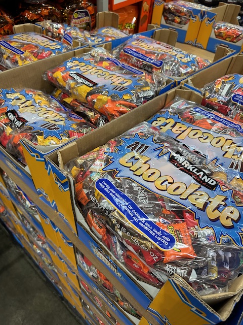 Al_Kal's tweet image. To my friends @Costco. Great work (in my opinion) for getting rid of the York Peppermint Patties and Almond Joys in this year's #Halloween candy bag! (Sorry @Hersheys)