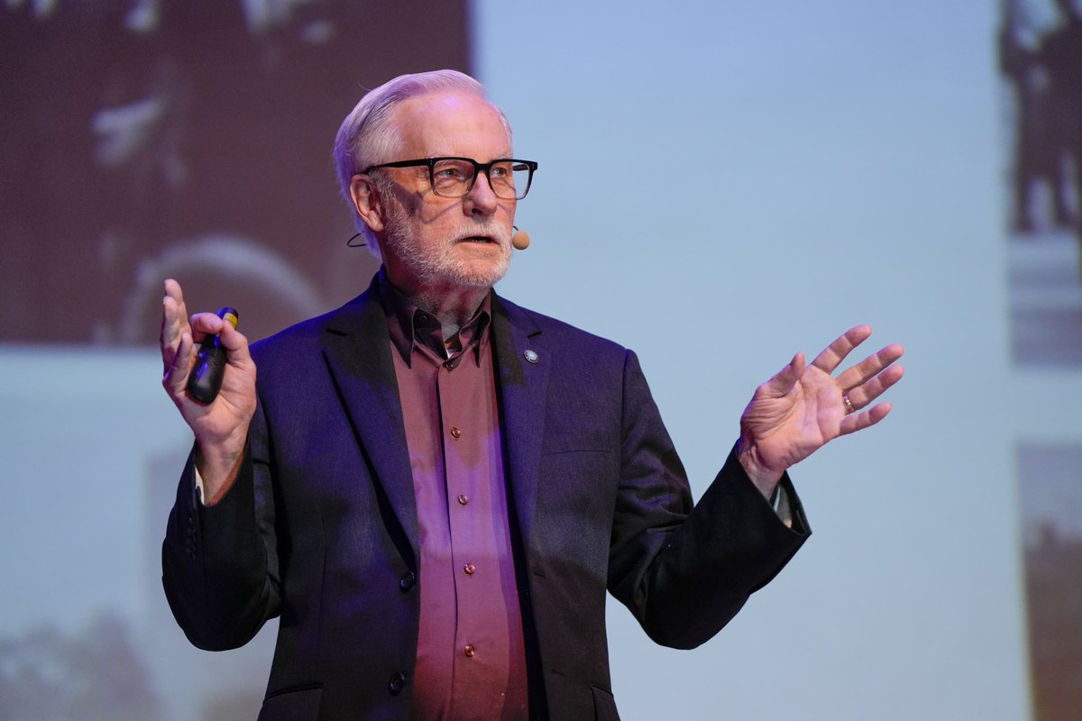 “Anímense, confíen en el futuro y traten esta universidad como un experimento, creando algo que nunca antes se haya visto.” Peter Bishop, especialista en estudios sobre el futuro y director del programa de Maestría en Estudios del Futuro en la Universidad de Houston.