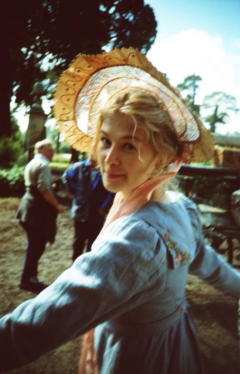 pandparchive's tweet photo. rosamund pike behind the scenes of pride &amp; prejudice (2005) https://t.co/NRx7me2Cny