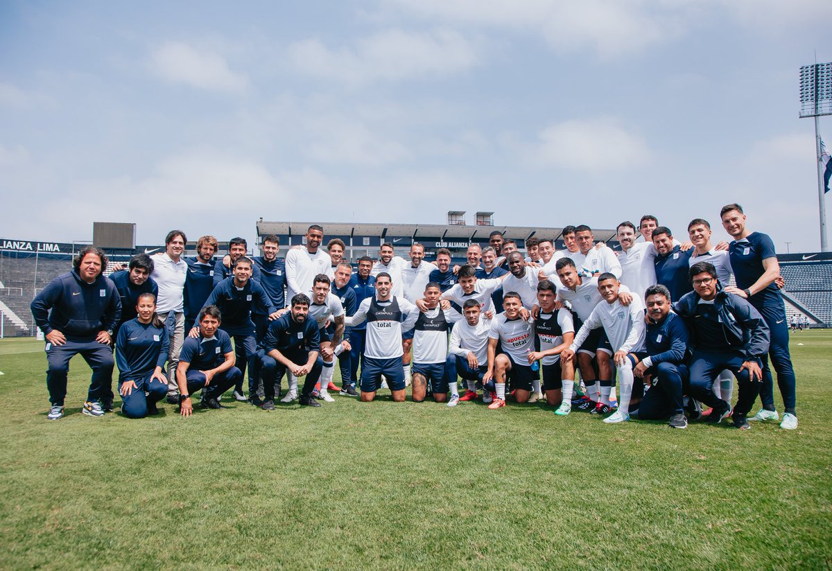 𝙃𝙤𝙮 𝙧𝙚𝙘𝙞𝙗𝙞𝙢𝙤𝙨 𝙪𝙣𝙖 𝙡𝙞𝙣𝙙𝙖 𝙫𝙞𝙨𝙞𝙩𝙖 𝙚𝙣 𝙘𝙖𝙨𝙖. 💜👏🏾

El gran Teófilo Cubillas nos acompaña esta mañana en el entrenamiento. 

#AlianzaYFe
#ConAlianzaSiempre