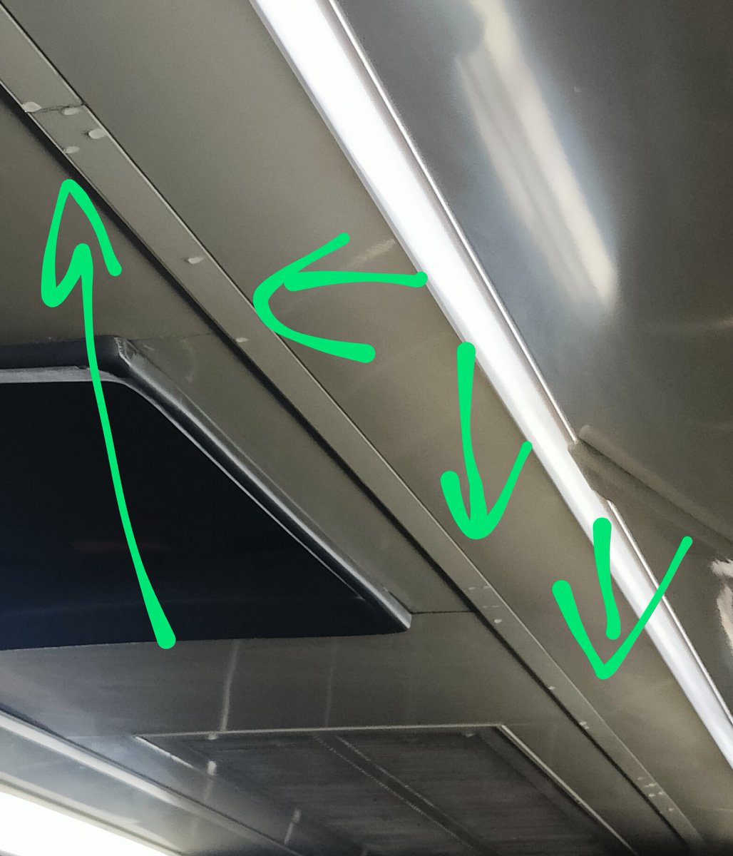 ToniCorba's tweet photo. @MoventisInfo  el trunyo de bus que poseu cada dia a les 6:55h  e11.1 a part de ser totalment insuficient en capacitat,té goteres. Per sort li heu tapat totes les finestres amb publicitat de port aventura i ara tota la gent dreta encara té més sensació de viure halloween. https://t.co/PxUzdNBY3g