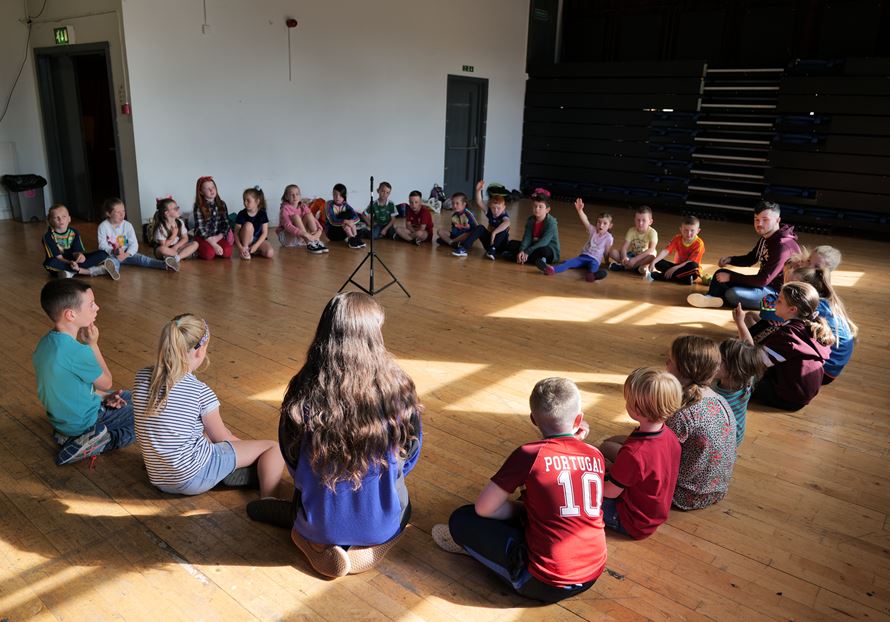 Culturlann's tweet image. 🚨 CLÁRAIGH / REGISTER 🚨
Tosaíonn na rangannaí thíos an tseachtain seo! Ná caill do spás! // Terms begin this week don't lose your place!
👉🎭 Aisling Óg
👉🗣 Bunrang 3 (Oíche Chéadaoine)
👉🗣 Bunrang an tSatharn (Maidin Shatharn)
🔗 linktr.ee/culturlann