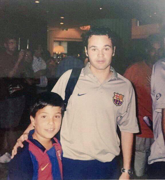 gfernandez15's tweet photo. 🧵 Era agosto de 2003. Yo visitaba el Camp Nou por primera vez (9 años).

En el hotel de concentración, mi padre se empeñó en hacerme una foto con un canterano anónimo. 

—Con ese, no —dije tan alto que el canterano me escuchó. 

Yo quería hacerme foto con Ronaldinho y poco más. https://t.co/fN62INi7OB