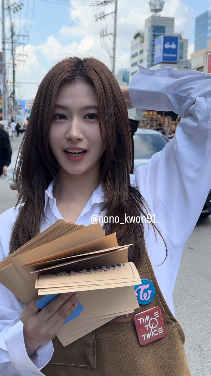 @hebi19890807 <a href="/JYPETWICE/">TWICE</a> <a href="/official_CNBLUE/">CNBLUE</a> めちゃくちゃ可愛かったです🥺💖
はい！！歩いてたら撮影してる人がいたので近づいたらサナちゃんとジヒョちゃんがいて貰ったチラシの場所に行ったらTWICE全員いるという夢のような空間でした🥹✨✨！！