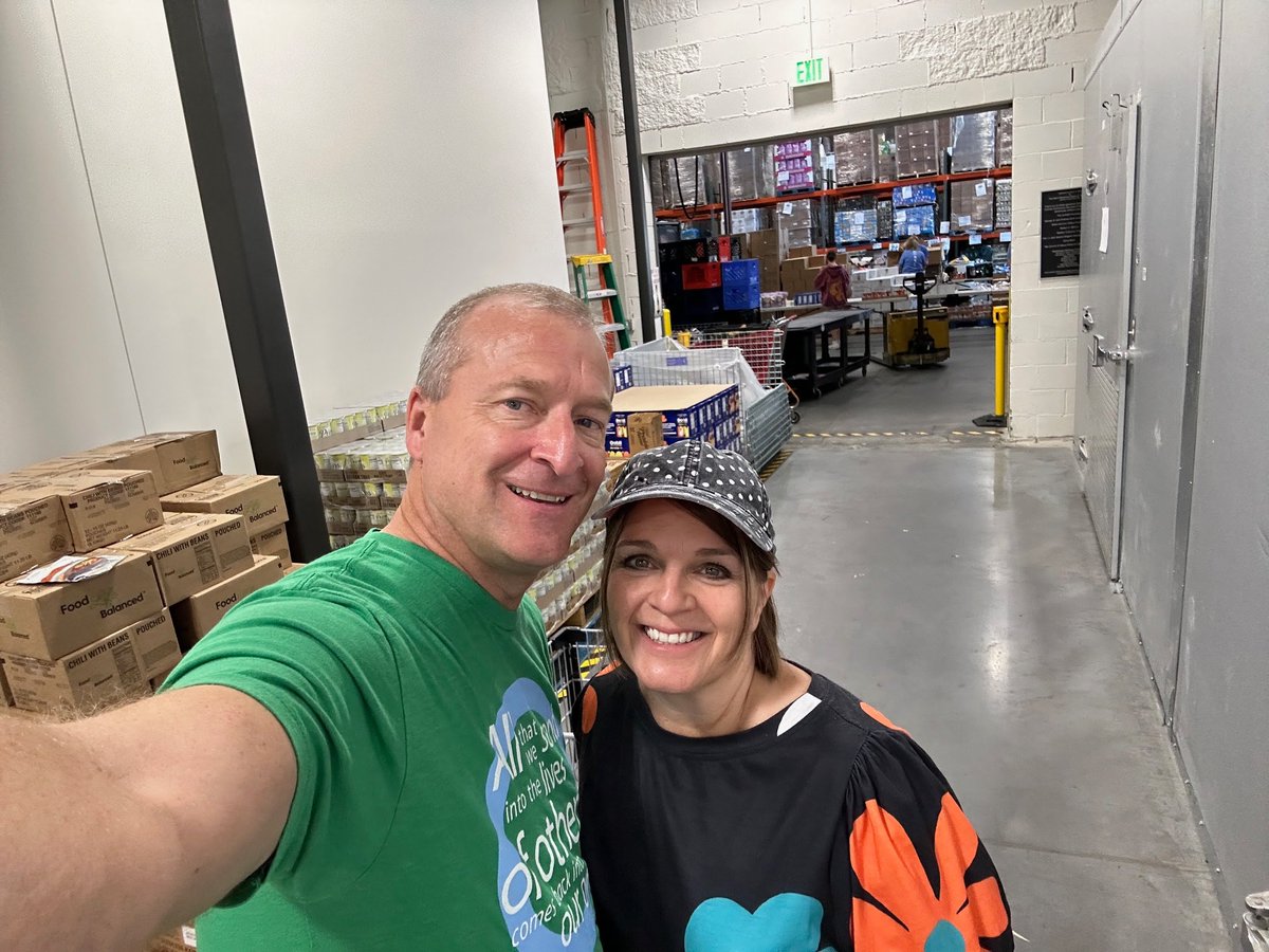 JobsUT's tweet image. In response to @GovCox’s Executive Order on service, we held a statewide food drive with our staff. 817 employees participated, gathering 6,747 pounds of food and $8,628.74 in cash donations, tripling our goal! Donations go to @utahfoodbank and local pantries around the state.