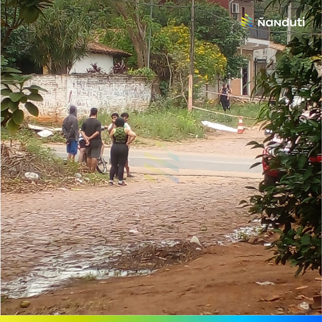 nanduti's tweet photo. Ñemby: Pelea entre supuestos "chespis" termina mal

▪️Un joven falleció tras recibir graves heridas con un machete.

▪️La víctima fue identificada como Adan Bautista Cristaldo Villalba y contaba con antecedentes por hurto y robo.

▪️El hecho ocurrió sobre las calles Primavera e/ Carlos A. López del Barrio San Miguel de Ñemby.

🗣️"La víctima llegó al lugar con machete en mano y encaró al supuesto autor de nombre ADRIANO, quien despojó a Adán Cristaldo de su machete y le infringió varias heridas a la altura de la cabeza y cuello, para posteriormente darse a la fuga", dice el reporte policial.

Ampliaremos

#Policiales |  #Ñanduti