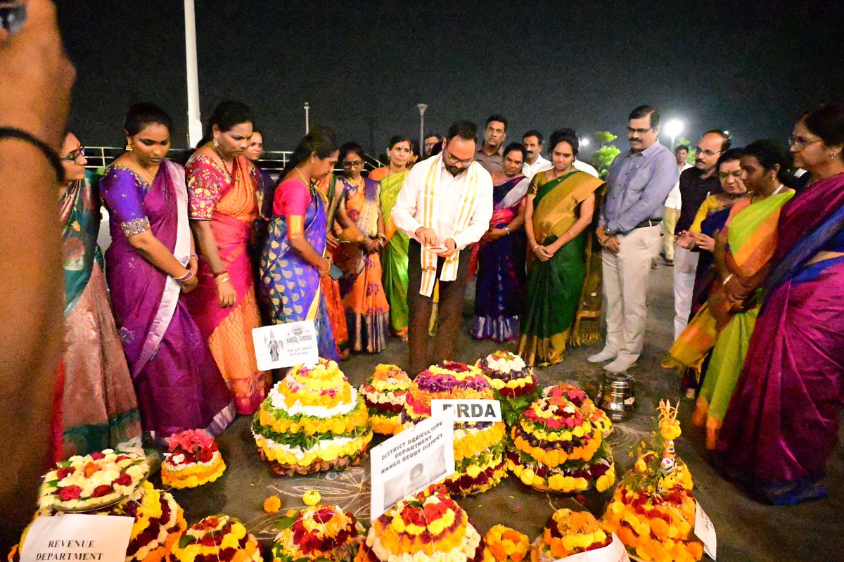 08.10.2024 మంగళవారం రంగారెడ్డి జిల్లా సమీకృత కార్యాలయాల సముదాయ ఆవరణలో జిల్లా గ్రామీణాభివృద్ధి శాఖ ఆధ్వర్యంలో నిర్వహించిన  బతుకమ్మ పండుగ కార్యక్రమంలో పాల్గొన్న జిల్లా కలెక్టర్ కె.శశాంక గారు. <a href="/TelanganaCMO/">Telangana CMO</a> <a href="/TelanganaCS/">Office of Chief Secretary, Telangana Govt.</a>