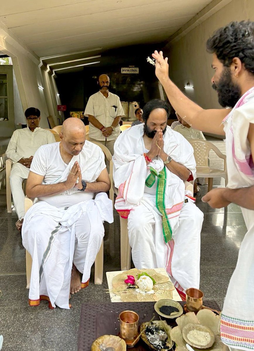 UttamINC's tweet photo. మా తండ్రి పురుషోత్తమ్ రెడ్డి గారు 29 సెప్టెంబర్ న స్వర్గస్తులయ్యారు.

👉 10వ రోజైన ఈరోజున హైదరాబాద్ లోని మహా ప్రస్థానంలో శాంతి హోమం &amp; పిండ ప్రదాన కార్యక్రమం జరుపబడింది.

👉 ఎల్లుండి అక్టోబర్ 10న మధ్యాహ్నం 12 గంటలకు హైదరాబాద్ హైటెక్స్ లో పెద్ద ఖర్మ జరుపబడును. https://t.co/rFXO5MMA0k