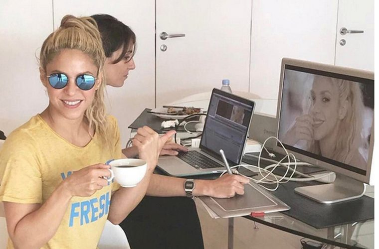Pues si no se consiguen entradas para Shakira toca esperar a que parejas geis terminen y las vendan baratas