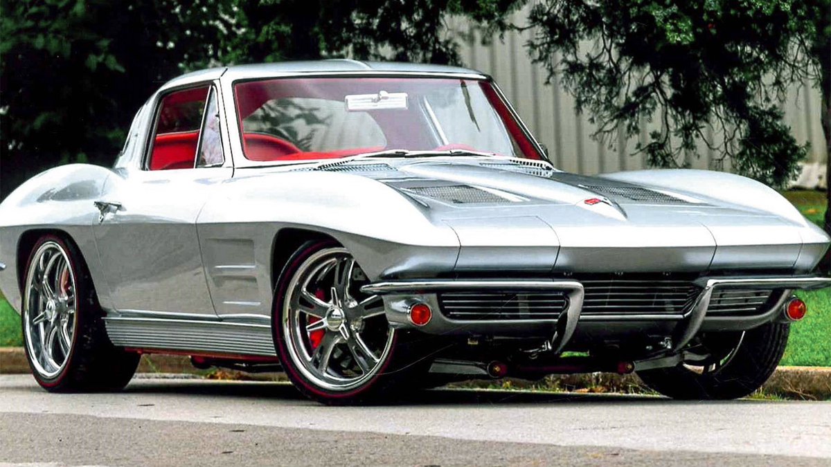 Barrett_Jackson's tweet image. Supercharged split-window! This custom 1963 @Chevrolet #Corvette #SplitWindow Coupe is powered by an #LS9#ZR1 #V8 crate engine with a polished #supercharger rated at 638hp and 604 ft/lbs of torque.

Read More: bit.ly/AZ24TW-SilverB…