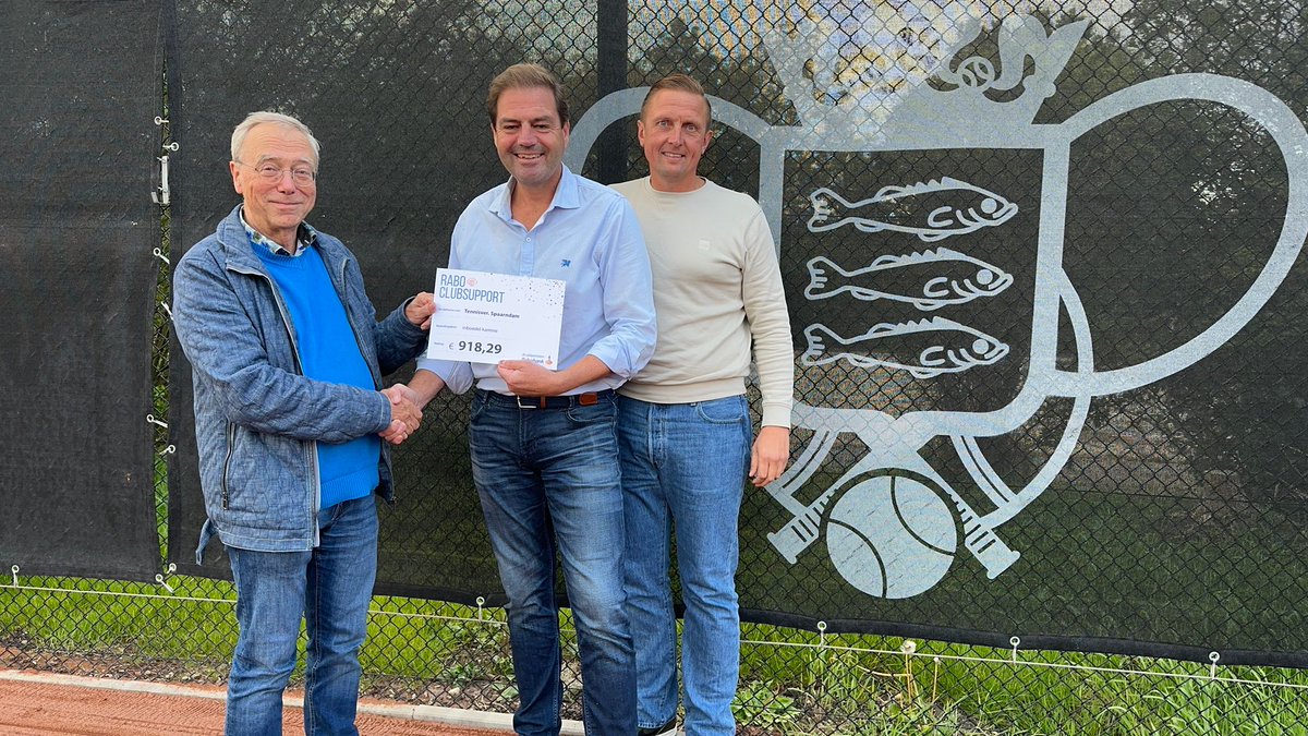 Wij versterken clubs, onder andere met RaboClubSupport. Ik ben vandaag langs geweest bij de Tennisvereniging Spaarndam met een mooie cheque. De club kan hiermee de inventaris van hun verbouwde clubhuis vernieuwen.
 #RabobankMRA #RabobankClubSupportMRA  #Spaarndam #TVSpaarndam