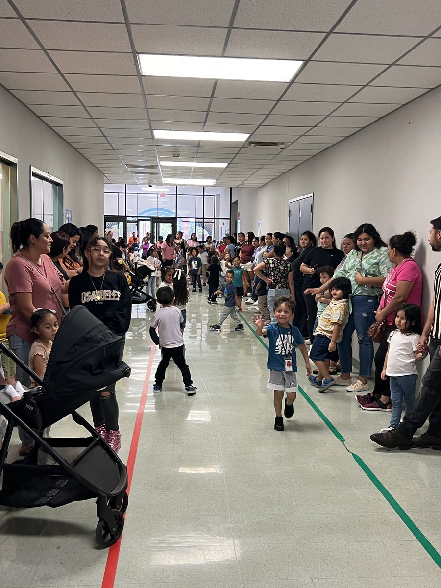 AldineHeadStart's tweet photo. Bedtime in a Box @Vines_AISD. Thanks parents, students &amp; staff for a great event!📚🌙 @Primary_AISD @BrandyGonzale @RayMondragon @ShanteDavis4466 @AldineISD #AldineImpact @JudyAndersonHS @JacquieKortz https://t.co/gmcNbcWMly