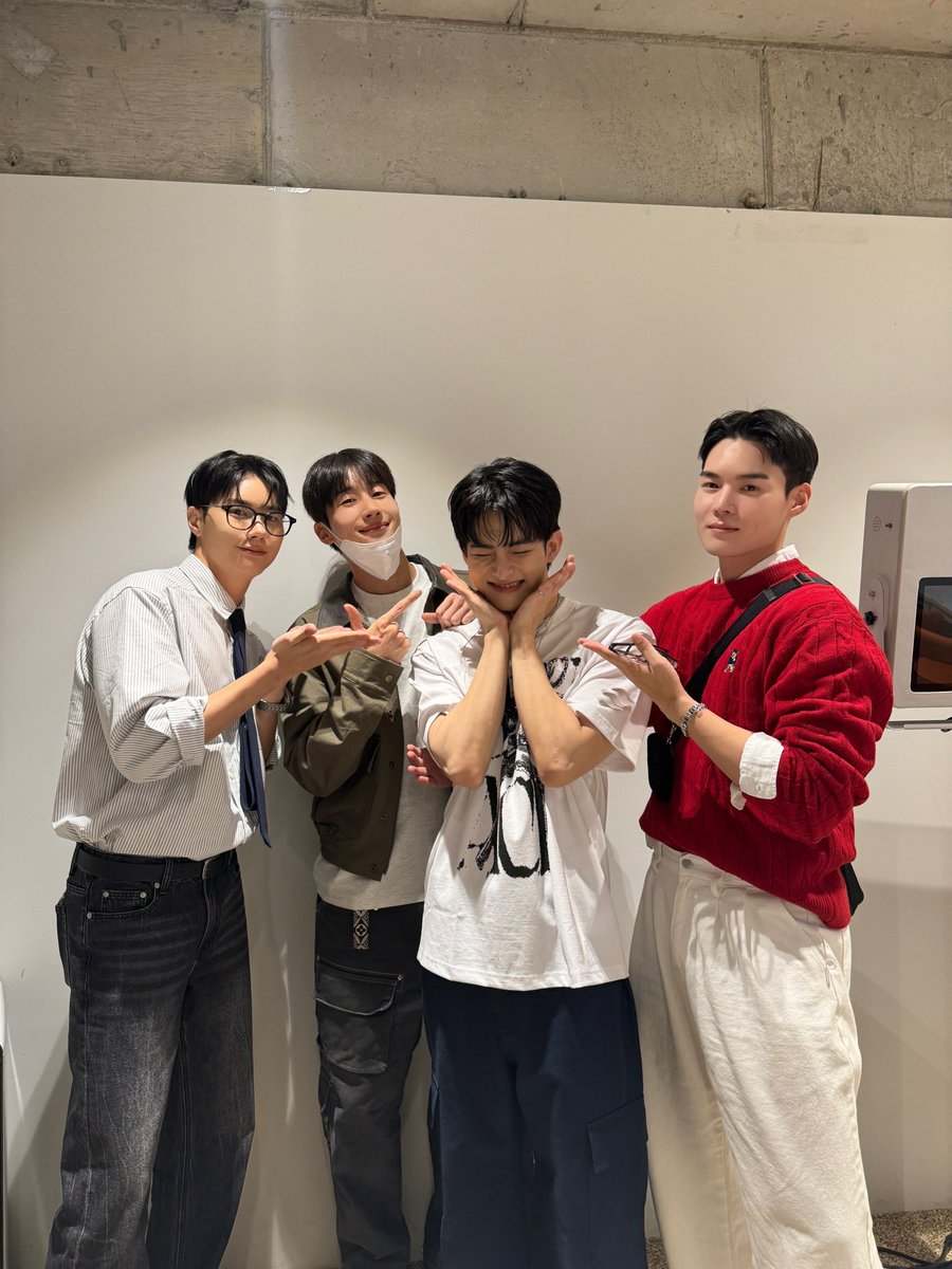 🐰🫧: เราคุยเล่นๆกันว่า ถ้ามีโอกาสคราวหน้า ไว้เราจะมารวมตัวกันสักครั้ง​ คนที่หาตังค์ได้มากสุด ต้องออกค่าจัดงาน
#VICTON #ซึงชิก #ซึงอู #เซจุน #ซูบิน  #วิคตัน