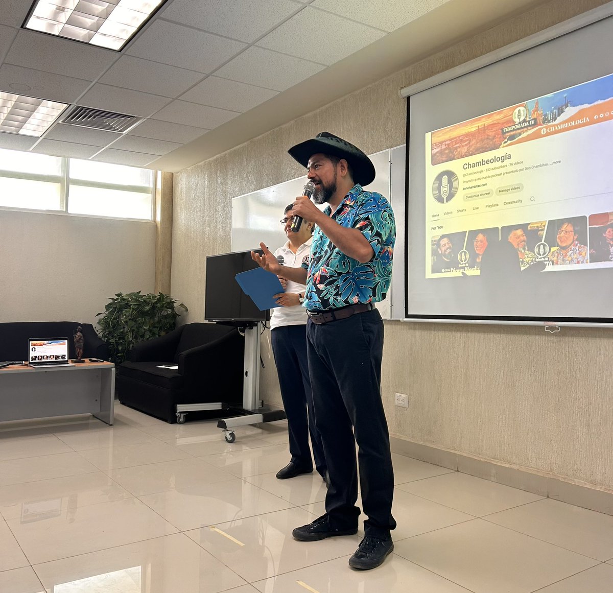 DonChambitas's tweet image. Ayer me tocó llevar “Cómo comienzo mi currículum?” ante la bandita de estudiantes de software del Instituto Tecnológico de Durango. Como siempre, me topé con gente bien interesada en hacer una carrera en la industria tech. En donde sea hay talento 🎯 #conference #techrecruitment