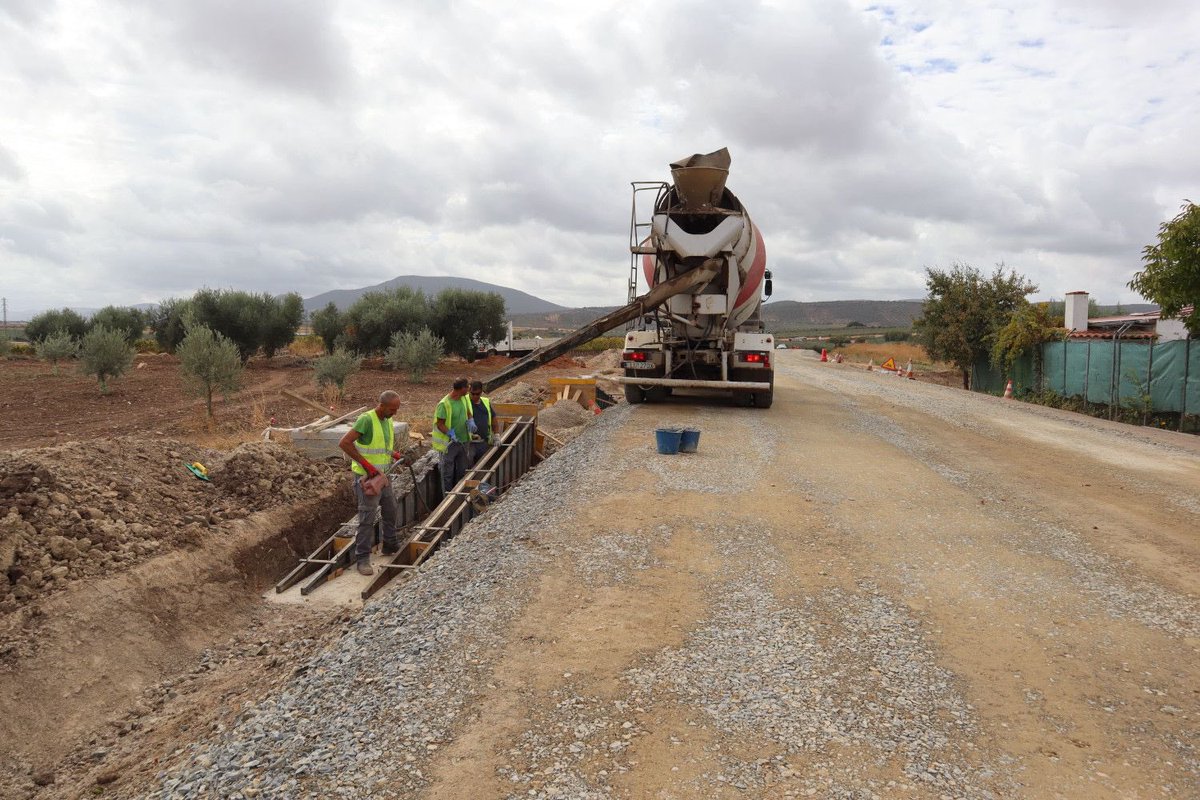 mefiexsa's tweet photo. 🚧 Hoy visitamos las obras en el entronque de Torre de Miguel Sesmero con la BA-055. Un proyecto de más de 900.000 € para mejorar la seguridad vial y la conexión entre municipios. #DiputaciónDeBadajoz #Infraestructura #ObrasPúblicas https://t.co/xvujSr5gfG