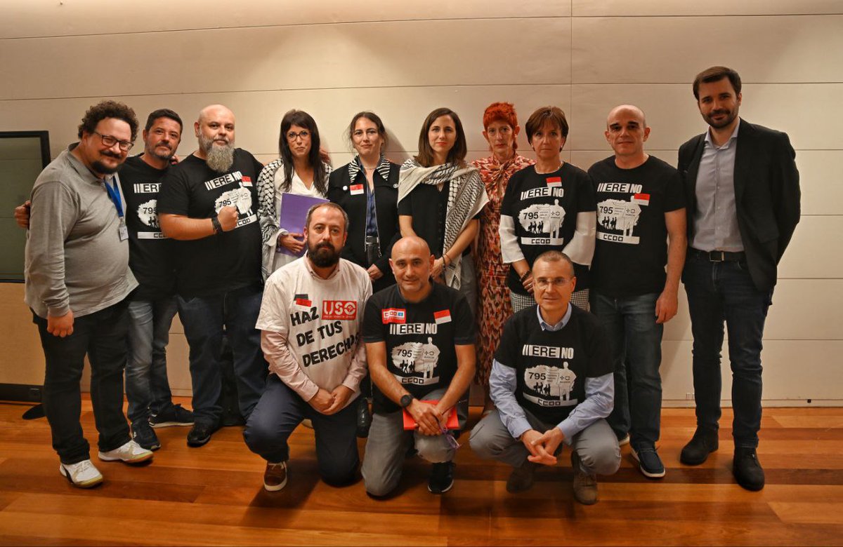 PODEMOS's tweet photo. Hoy nos hemos reunido con trabajadores de MasOrange, que se enfrentan a un ERE en condiciones lamentables que afecta a 795 familias. 

Es inaceptable que compañías como esta se beneficien de inversiones estatales para luego dejar a la gente en la calle.

Todo nuestro apoyo. ✊ https://t.co/M38pekDrf7
