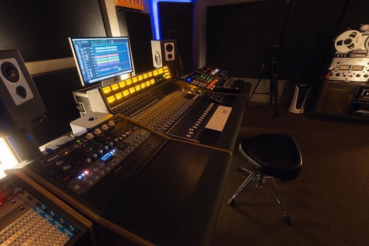 ThisIsAPIaudio's tweet photo. Christian Martucci behind the helm of his brand new 1608-II in Bend, Oregon. #apiaudio #api1608 #apiconsoles #musicproduction #studiogear #analog #recording #mixing #mixengineer https://t.co/JVcrpPxefe