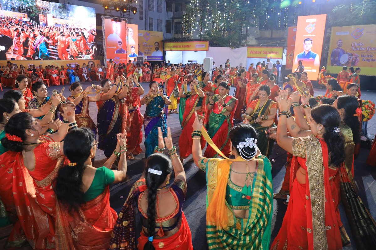 DrSEShinde's tweet photo. आपल्या दैनंदिन कामातून महिला -  भगिनींना काही काळ स्वतःसाठी देता यावा आणि आनंदोत्सव साजरा करता यावा या हेतूने दरवर्षी रासरंग उत्सवात महिलांसाठी विशेष भोंडला कार्यक्रम आणि विविध सांस्कृतिक कार्यक्रम आणि स्पर्धांचे आयोजन करण्यात येत असते. यंदाही महिलांनी भोंडला कार्यक्रमाला उत्स्फूर्त प्रतिसाद दर्शवत आनंदोत्सव साजरा केला.